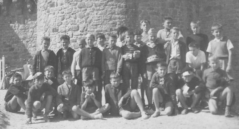 Le groupe de Daniel Charles devant les murailles de Dinan (?)